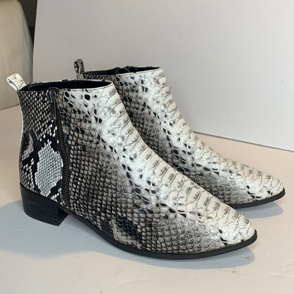 🎉HP 🎉ASOS Snakeskin print side zip ankle booties